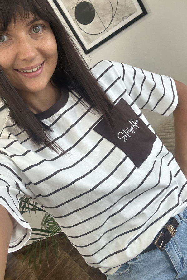 T-SHIRT JENNIFER BIAŁY BRĄZOWE PASKI KIESZONKA Z PRZODU 1